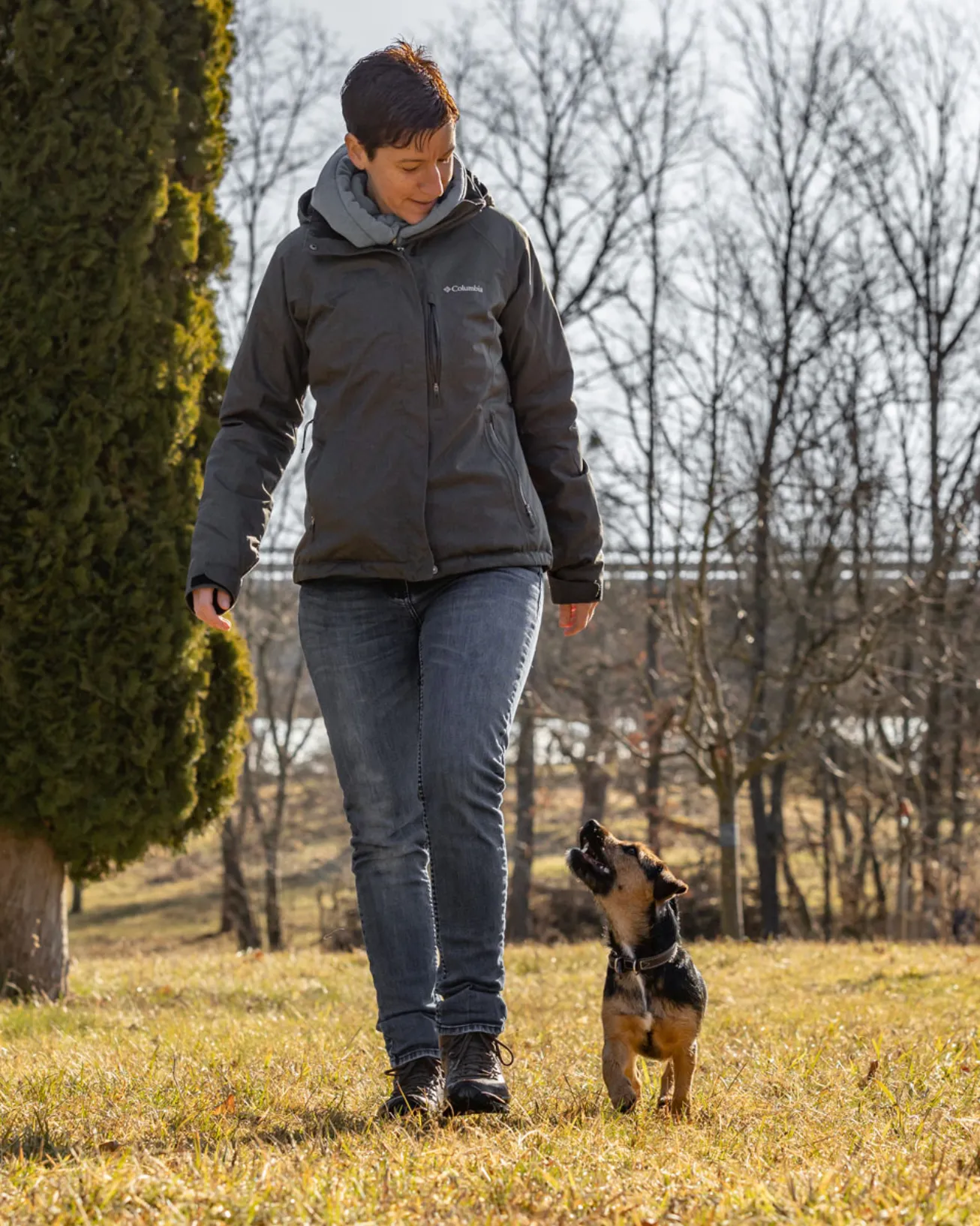 Michaela Schieber trainiert mit ihrem Hund